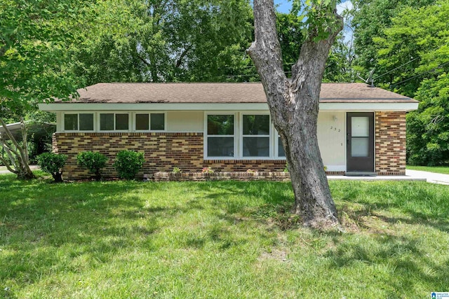 ranch-style house featuring a front yard