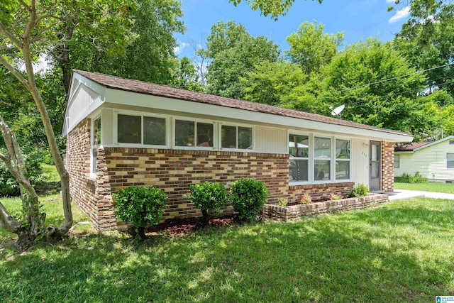 single story home with a front lawn