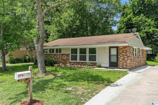 ranch-style home featuring a front lawn