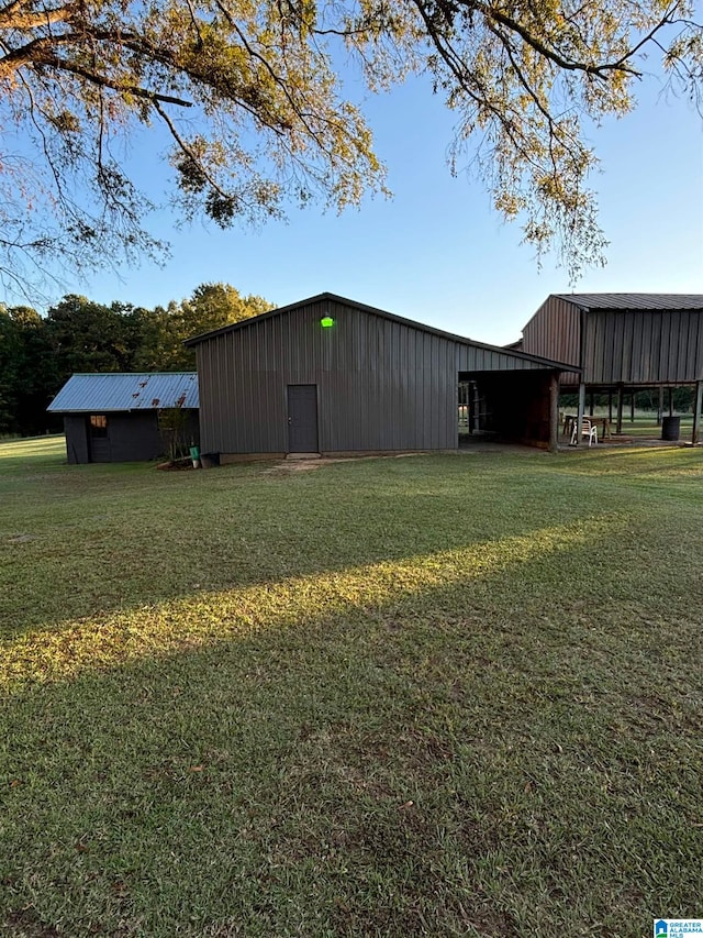 view of yard with an outdoor structure