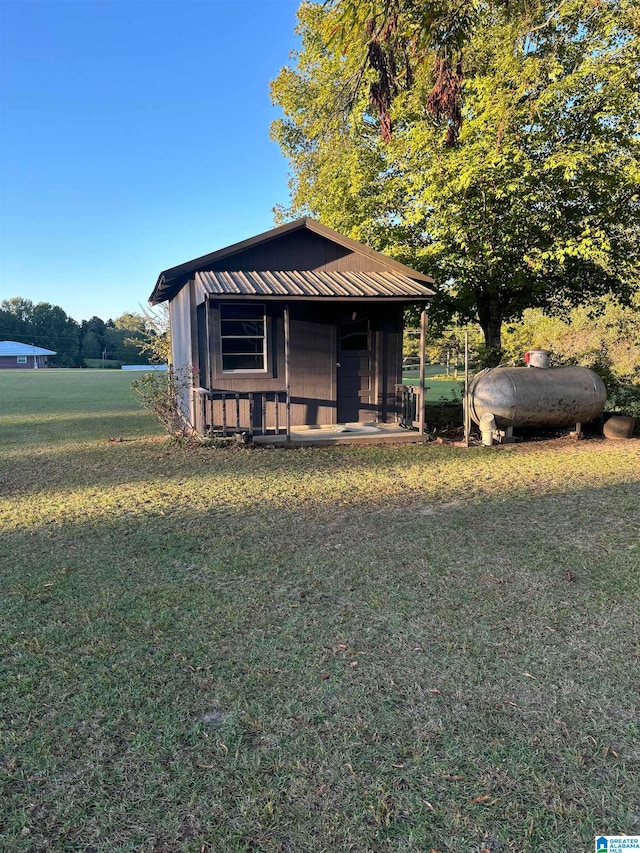 view of front of home featuring a front lawn