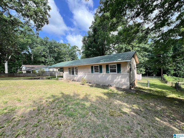 view of front of property with a front yard