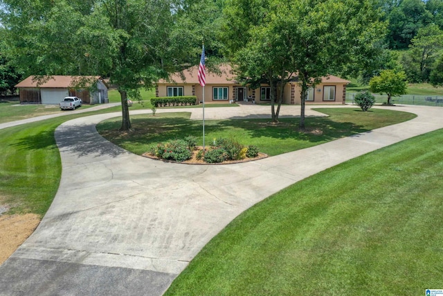 view of property's community featuring a yard