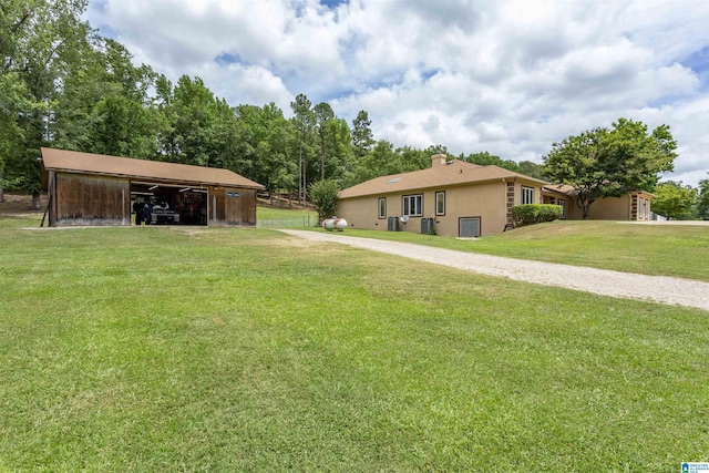 view of yard featuring an outbuilding