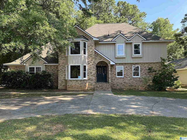 view of front of home featuring a front yard