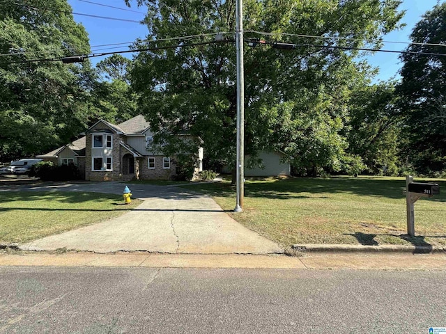 view of front of home featuring a front yard