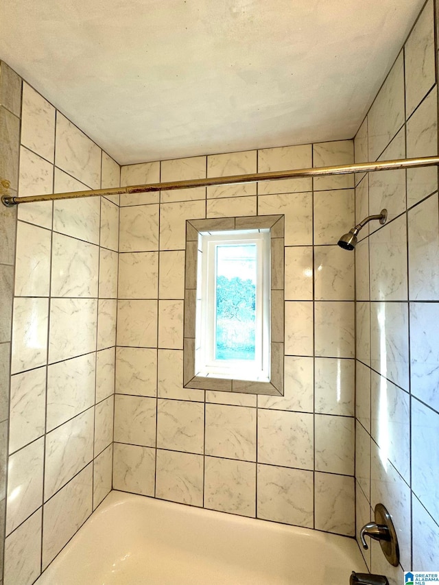 bathroom featuring tiled shower / bath