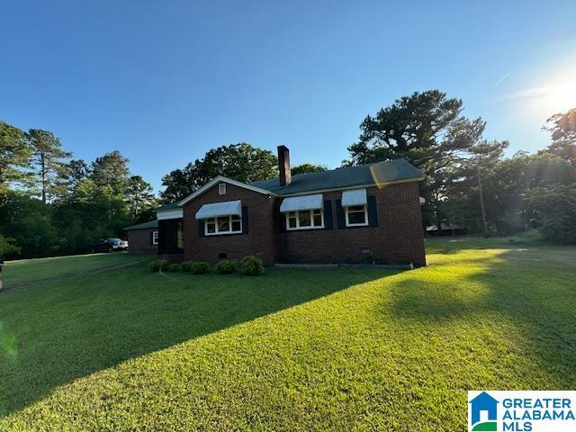 view of front of home with a front lawn