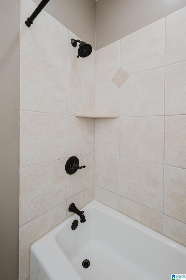 bathroom featuring tiled shower / bath combo