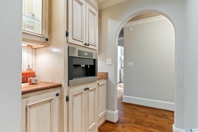 dining area with a chandelier, light hardwood / wood-style floors, and crown molding