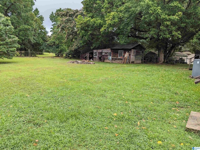 view of yard featuring an outdoor structure