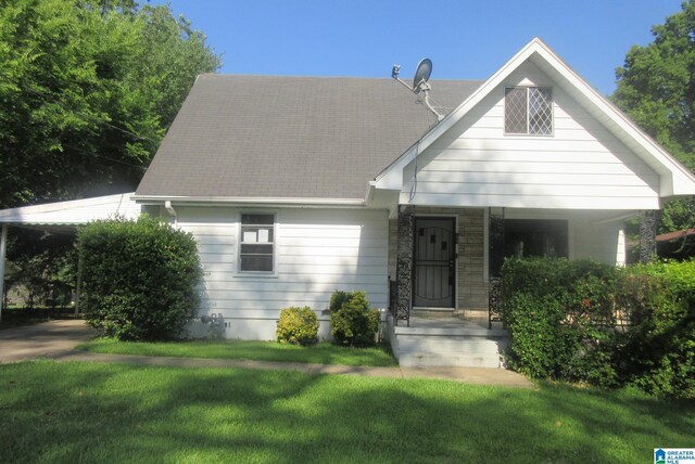 view of front of home with a front yard