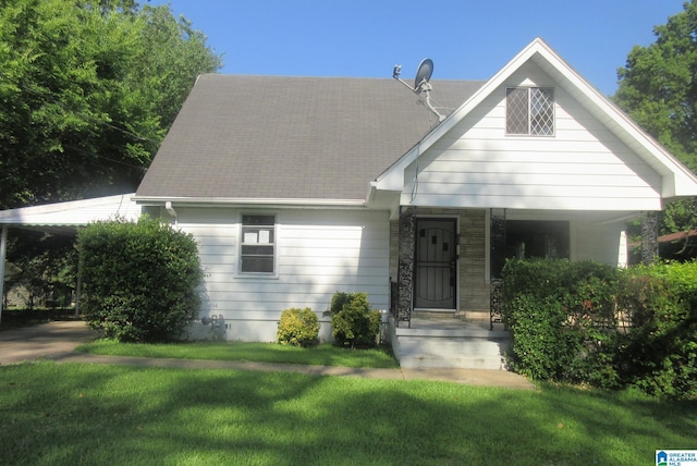 view of front of property featuring a front yard