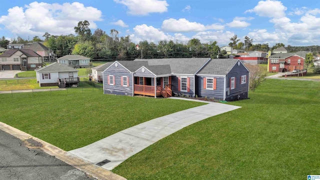 view of front of property featuring a front lawn