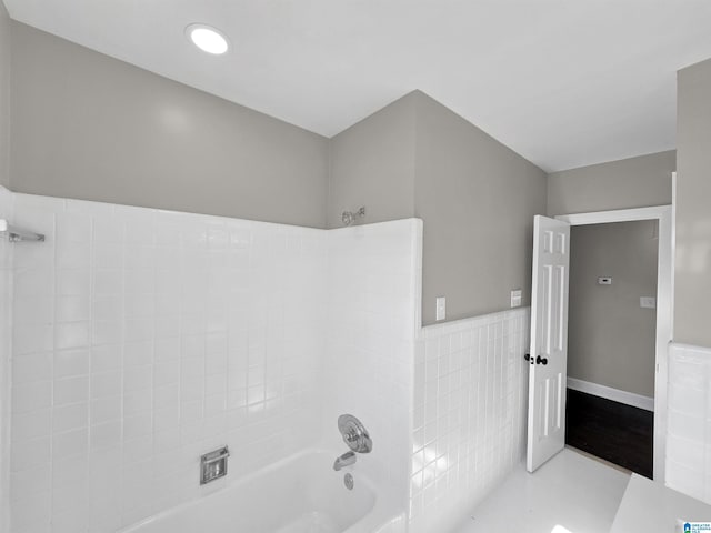 bathroom featuring tile walls