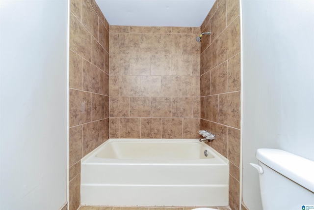 bathroom with tiled shower / bath and toilet