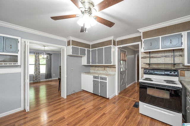 kitchen featuring crown molding, electric range oven, backsplash, and gray cabinets