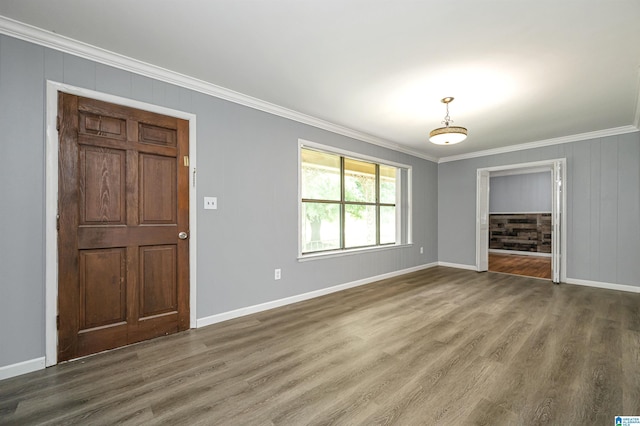 foyer entrance featuring crown molding and dark hardwood / wood-style floors