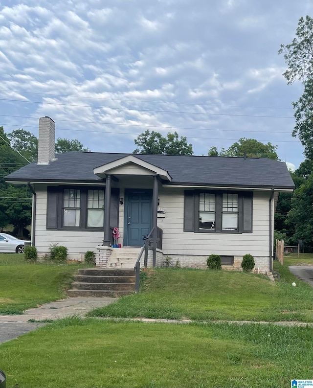 view of front facade with a front lawn