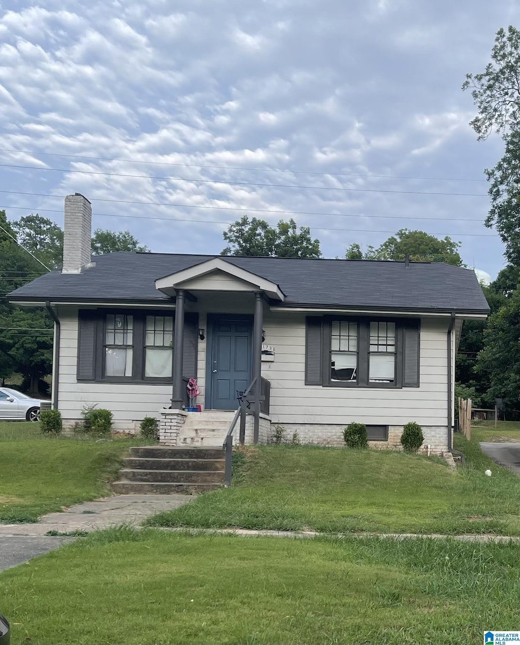 view of front facade featuring a front lawn