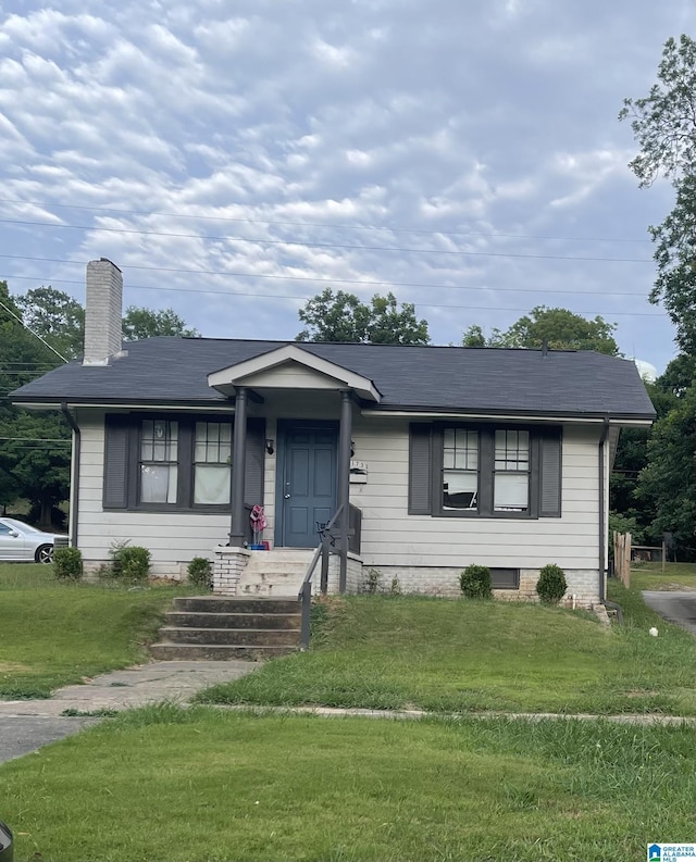 view of front facade featuring a front lawn