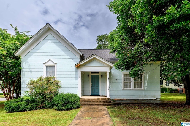 bungalow-style house featuring a front lawn