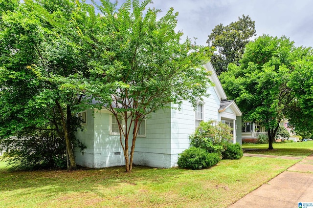 view of side of property featuring a lawn