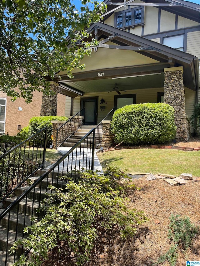 view of front facade featuring ceiling fan