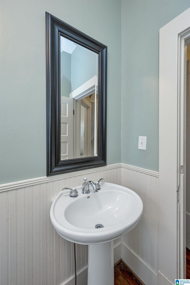 bathroom featuring sink