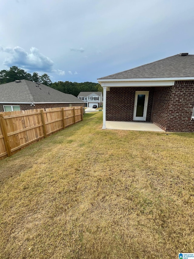 view of yard featuring a patio