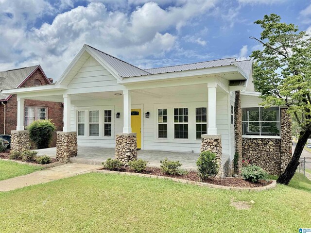 craftsman house featuring a front yard and covered porch