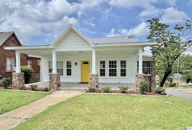 view of front of home with a front lawn