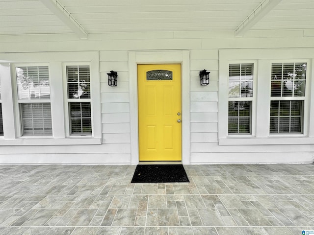 entrance to property featuring a porch