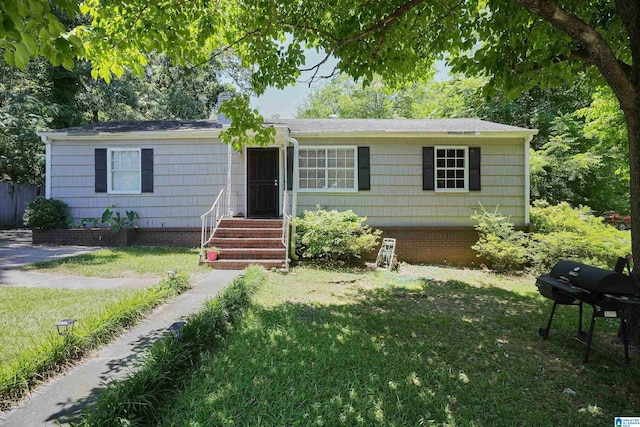 ranch-style home featuring a front lawn