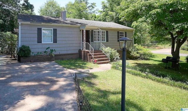 view of front of house featuring a front lawn