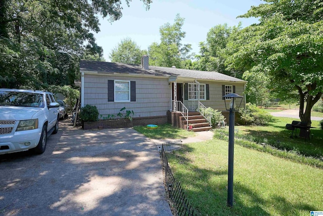 view of front of home featuring a front lawn