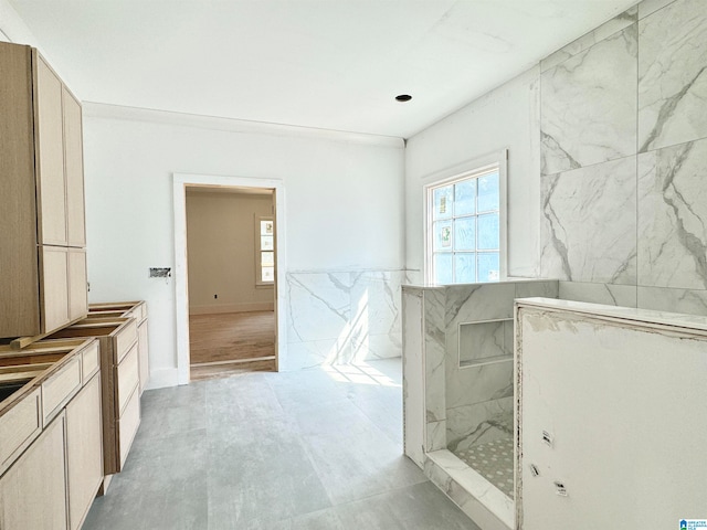 bathroom featuring a tile shower