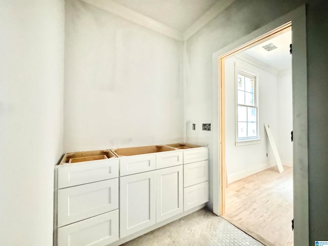 bathroom featuring ornamental molding