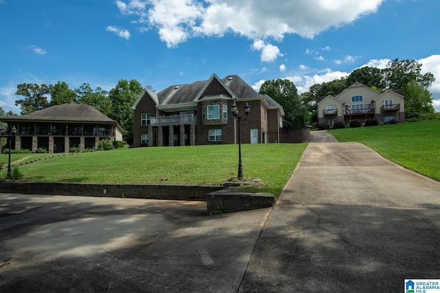 view of front facade featuring a front yard