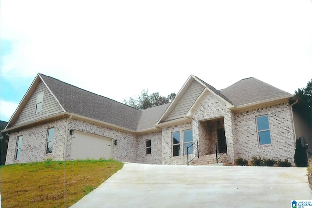 view of front of home featuring a front yard