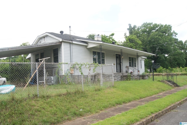 view of front facade featuring a front yard and covered porch