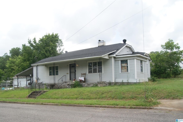 view of front of property featuring a front yard and a porch