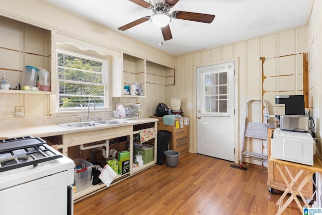 kitchen featuring sink, ceiling fan, white range with gas stovetop, and light wood-type flooring