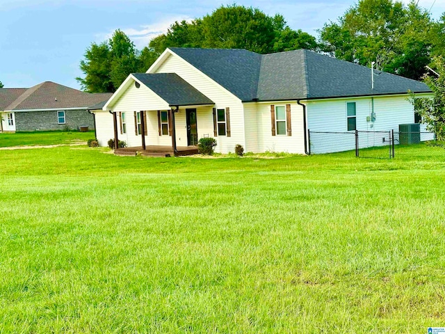 view of front of house featuring a front yard