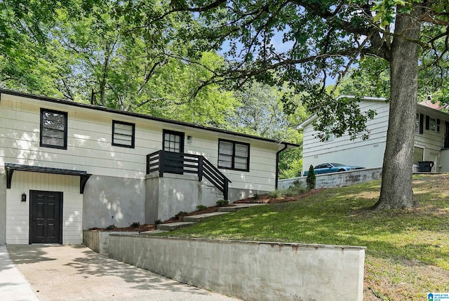 view of front of house featuring a front lawn