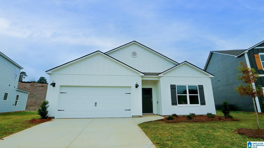 view of front of home featuring a front yard