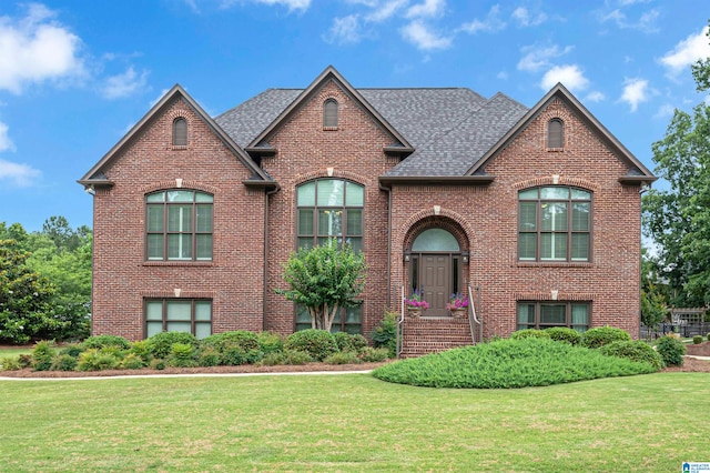 view of front facade featuring a front yard