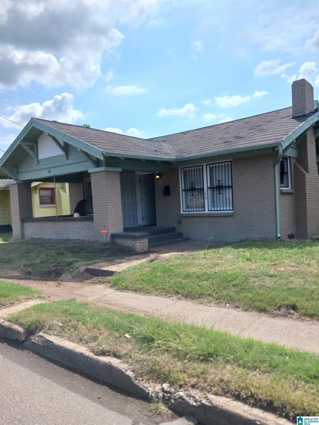 single story home with a front lawn