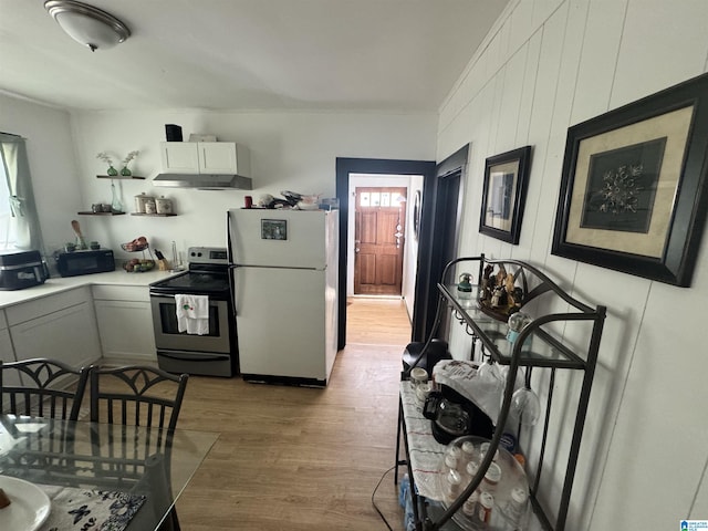 kitchen with white fridge, stainless steel electric range oven, gray cabinets, light wood-type flooring, and ornamental molding