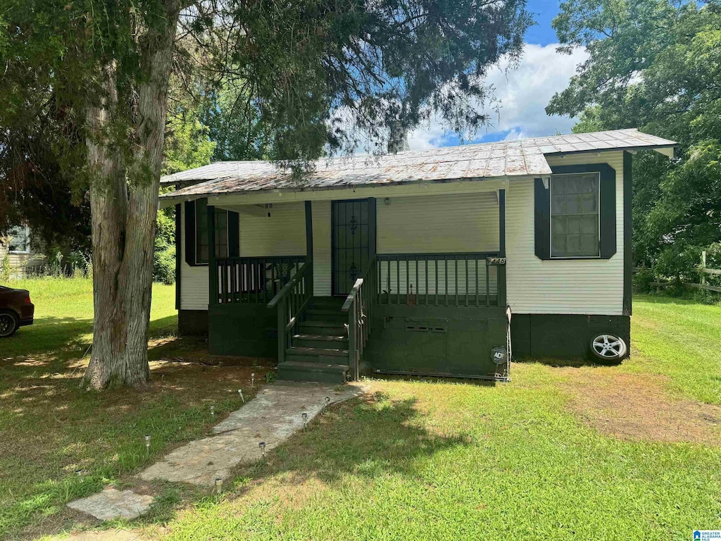 view of front of property featuring a front lawn